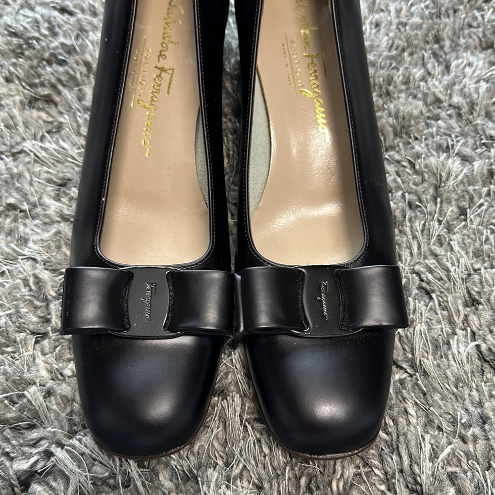 SALVATORE FERRAGAMO
Vara Leather Pumps